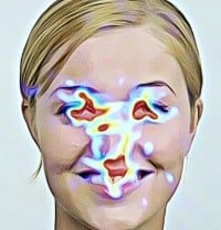 Eyetracking Seguimiento ocular en rostro de mujer sonriendo con puntos calientes en los ojos y la boca