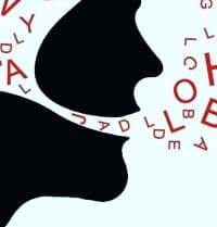 Silueta del perfil con letras saliendo del cerebro por la boca